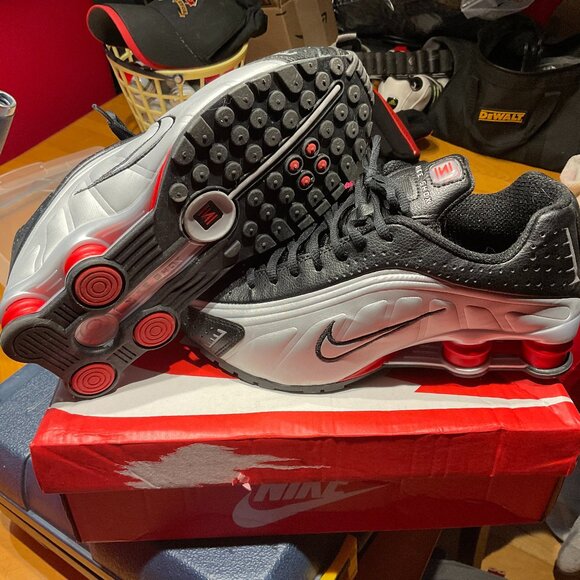 NIKE SHOX R4 - NEW - Picture 1 of 2